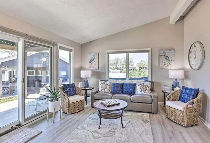 Lakefront Bellevue Home: Private Beach & Fire Pit!