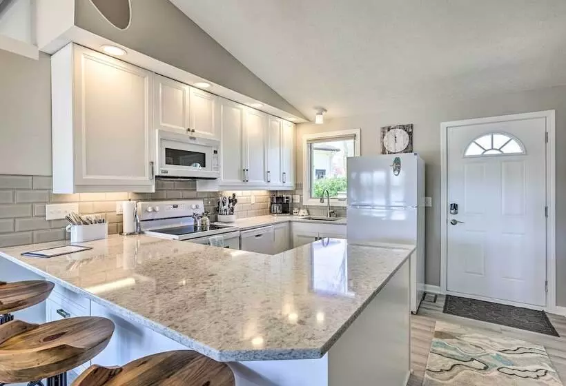 Lakefront Bellevue Home: Private Beach & Fire Pit!