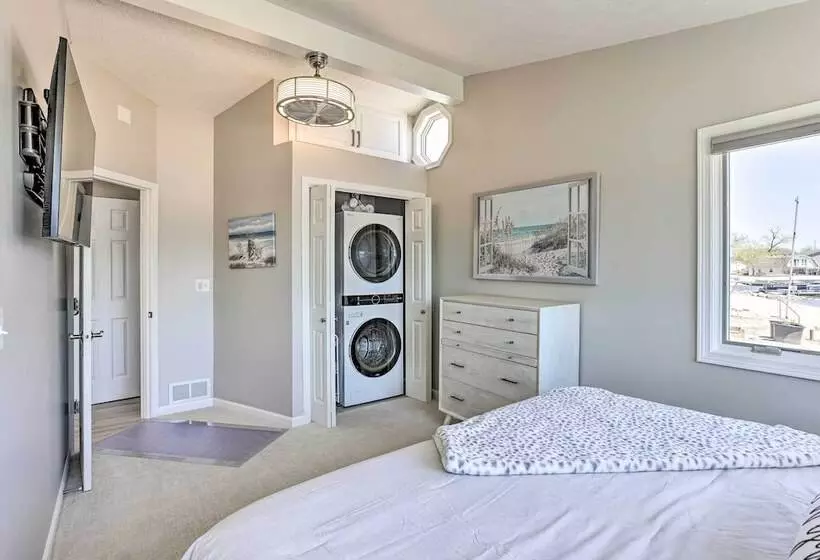 Lakefront Bellevue Home: Private Beach & Fire Pit!