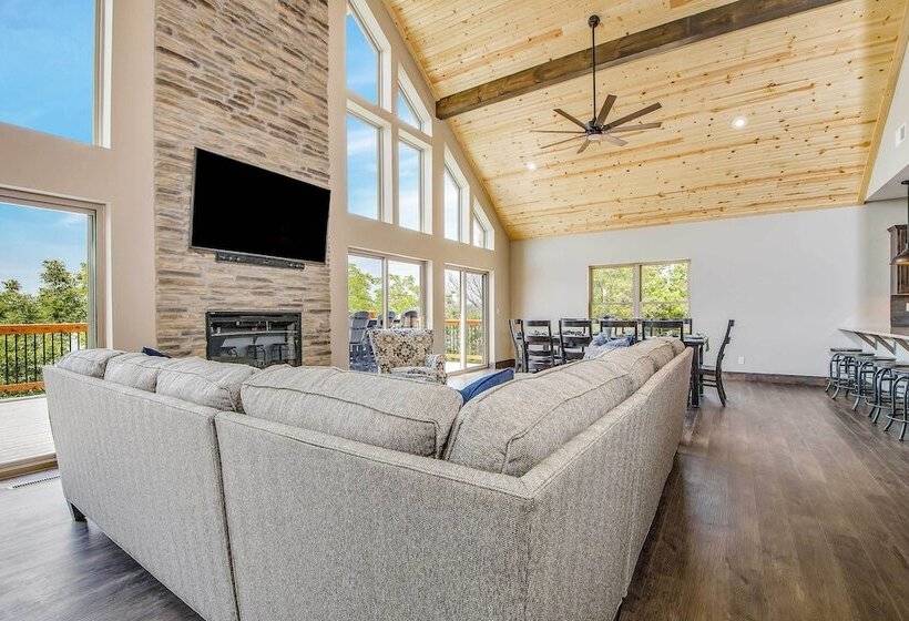 Lavish Retreat W/ Decks, Steps To Table Rock Lake!