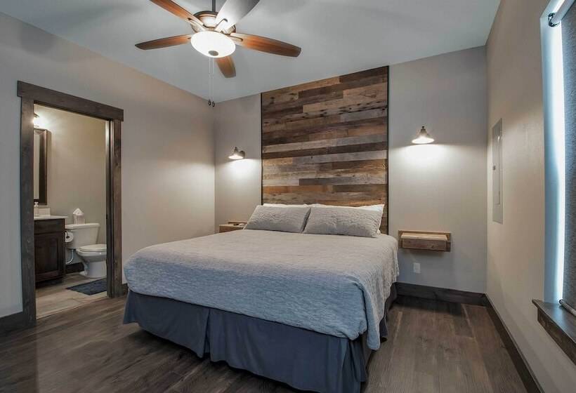 Lavish Retreat W/ Decks, Steps To Table Rock Lake!