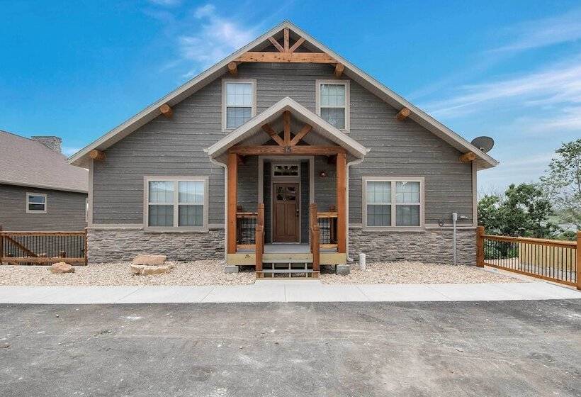 Lavish Retreat W/ Decks, Steps To Table Rock Lake!