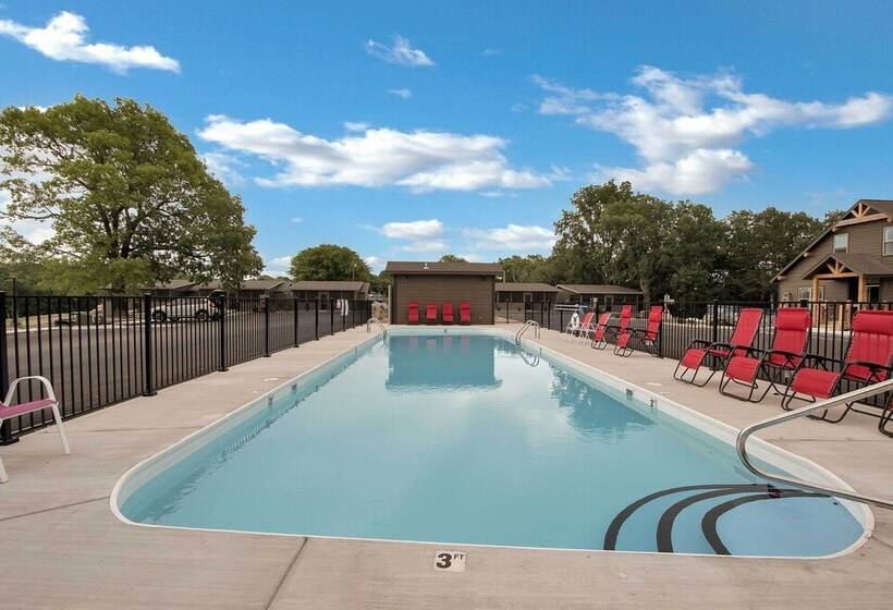 Lavish Retreat W/ Decks, Steps To Table Rock Lake!