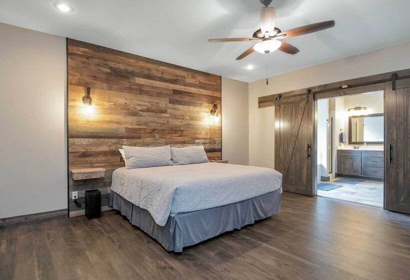 Lavish Retreat W/ Decks, Steps To Table Rock Lake!