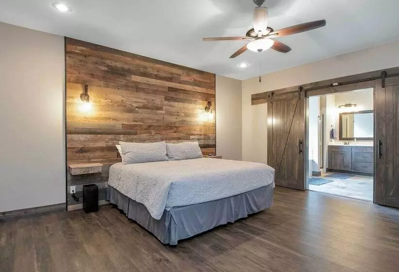 Lavish Retreat W/ Decks, Steps To Table Rock Lake!