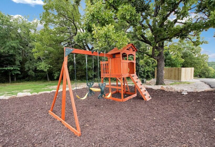 Lavish Retreat W/ Decks, Steps To Table Rock Lake!