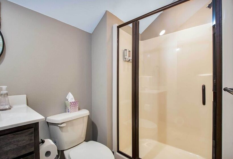 Lavish Retreat W/ Decks, Steps To Table Rock Lake!