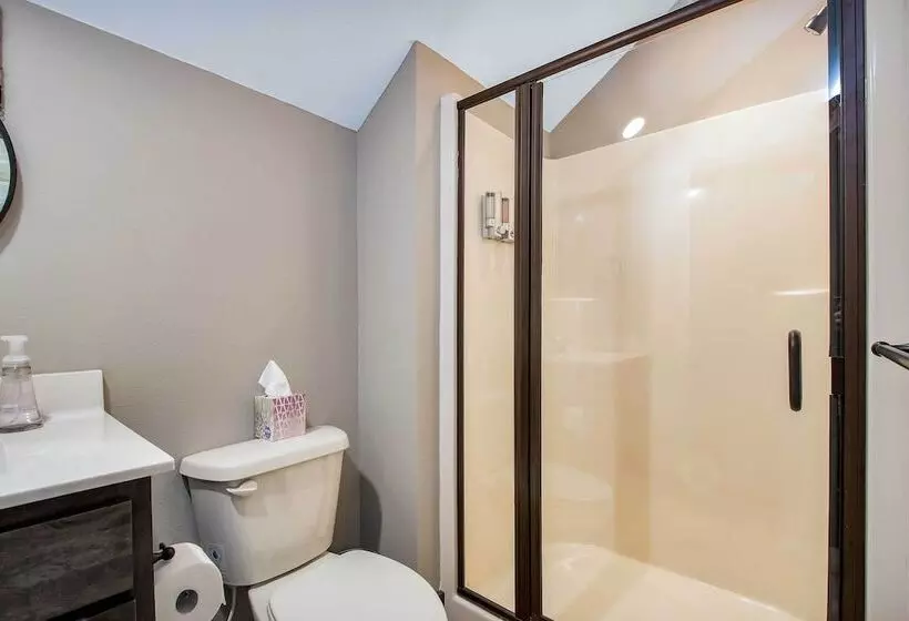 Lavish Retreat W/ Decks, Steps To Table Rock Lake!