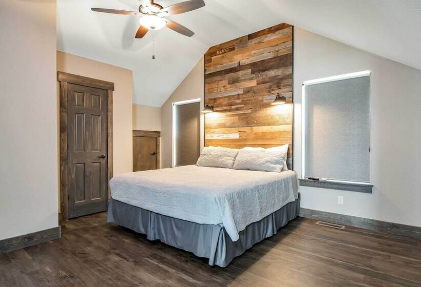 Lavish Retreat W/ Decks, Steps To Table Rock Lake!