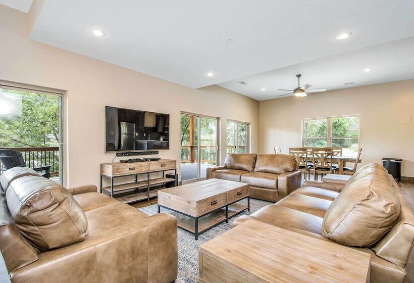 Lavish Retreat W/ Decks, Steps To Table Rock Lake!