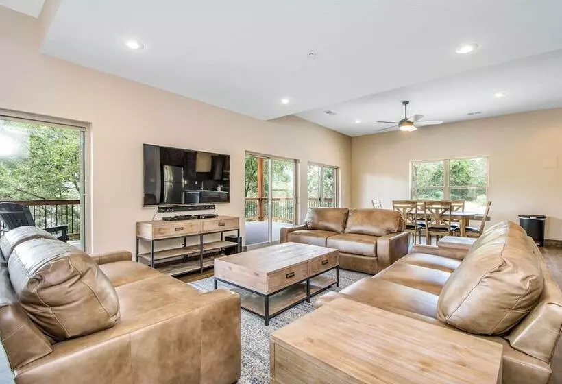 Lavish Retreat W/ Decks, Steps To Table Rock Lake!