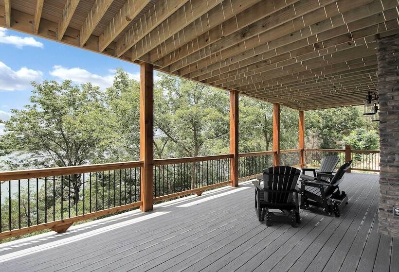 Lavish Retreat W/ Decks, Steps To Table Rock Lake!