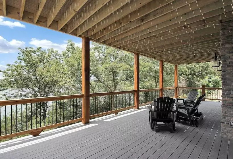 Lavish Retreat W/ Decks, Steps To Table Rock Lake!