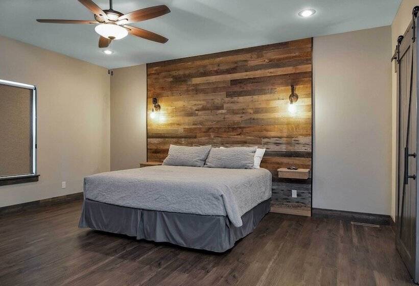 Lavish Retreat W/ Decks, Steps To Table Rock Lake!