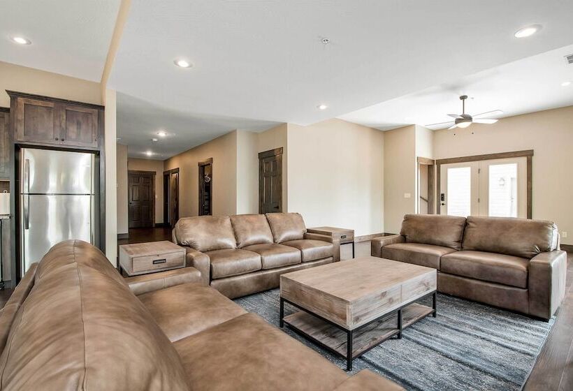 Lavish Retreat W/ Decks, Steps To Table Rock Lake!