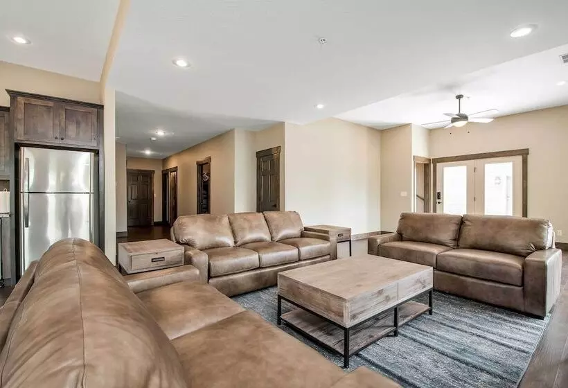 Lavish Retreat W/ Decks, Steps To Table Rock Lake!