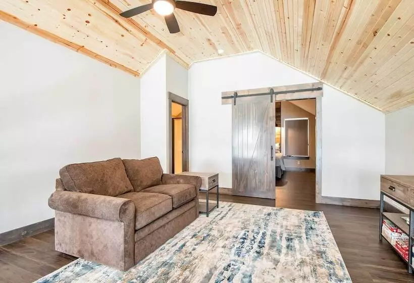 Lavish Retreat W/ Decks, Steps To Table Rock Lake!