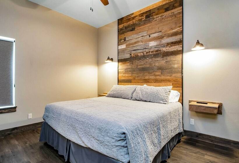 Lavish Retreat W/ Decks, Steps To Table Rock Lake!