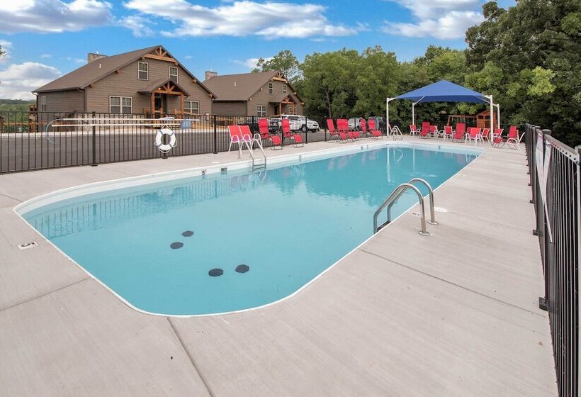 Lavish Retreat W/ Decks, Steps To Table Rock Lake!