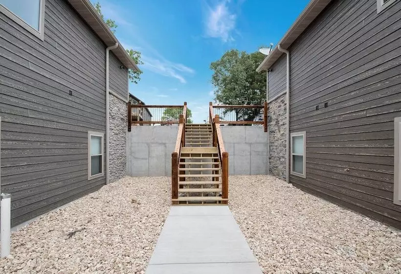 Lavish Retreat W/ Decks, Steps To Table Rock Lake!