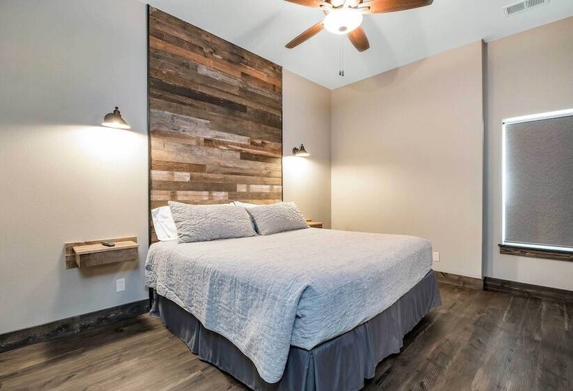 Lavish Retreat W/ Decks, Steps To Table Rock Lake!