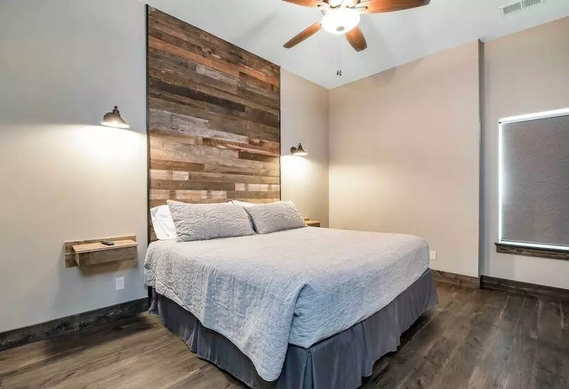 Lavish Retreat W/ Decks, Steps To Table Rock Lake!