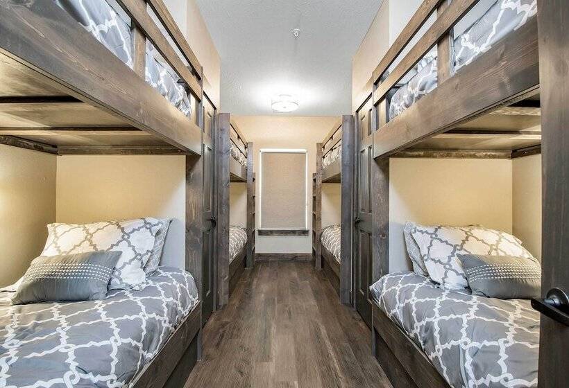 Lavish Retreat W/ Decks, Steps To Table Rock Lake!