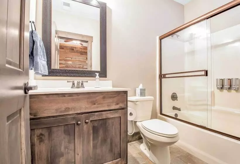 Lavish Retreat W/ Decks, Steps To Table Rock Lake!