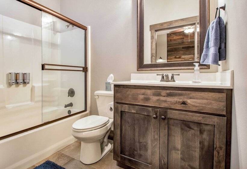 Lavish Retreat W/ Decks, Steps To Table Rock Lake!