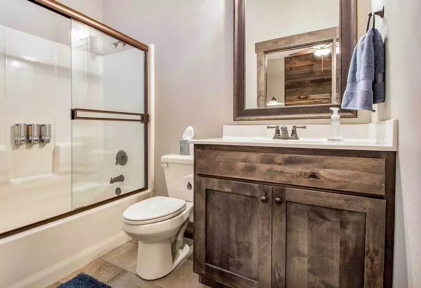 Lavish Retreat W/ Decks, Steps To Table Rock Lake!