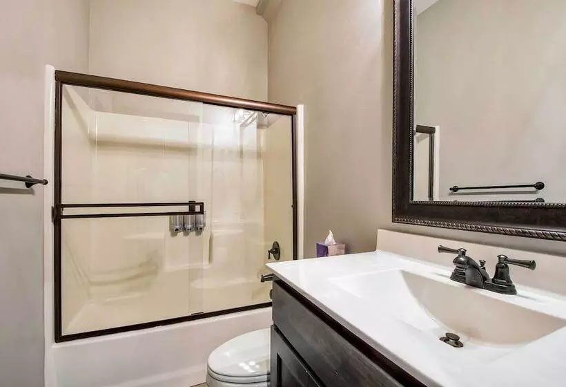 Lavish Retreat W/ Decks, Steps To Table Rock Lake!