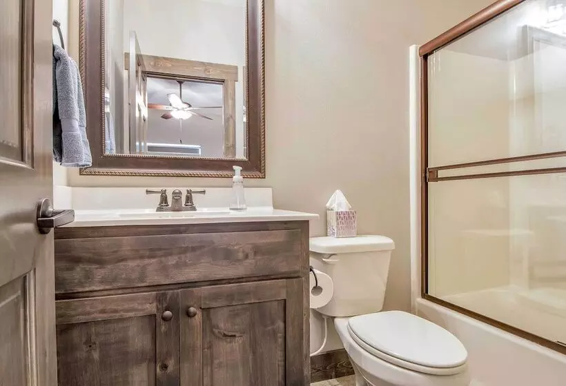 Lavish Retreat W/ Decks, Steps To Table Rock Lake!