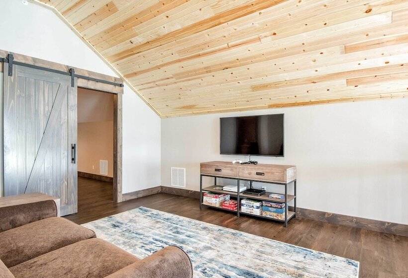 Lavish Retreat W/ Decks, Steps To Table Rock Lake!