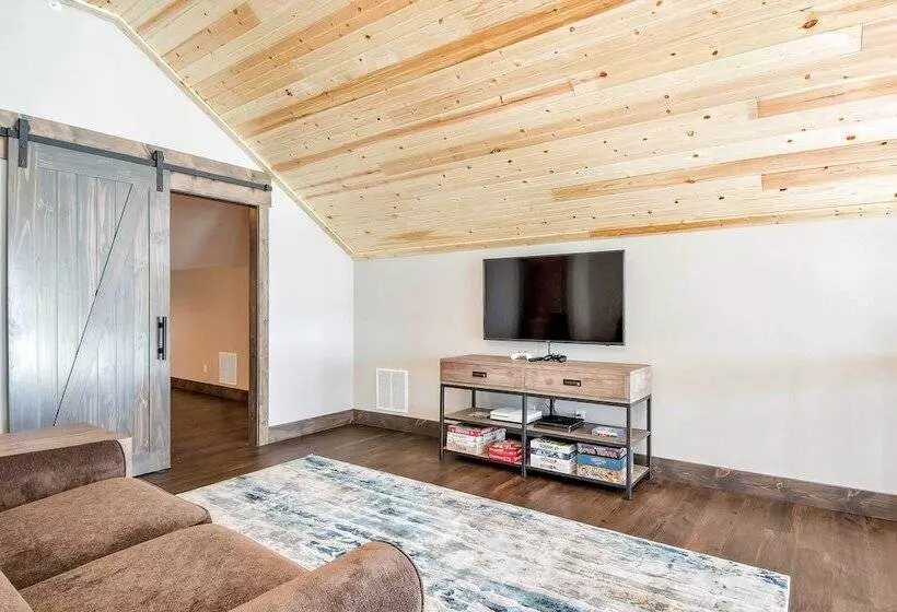 Lavish Retreat W/ Decks, Steps To Table Rock Lake!