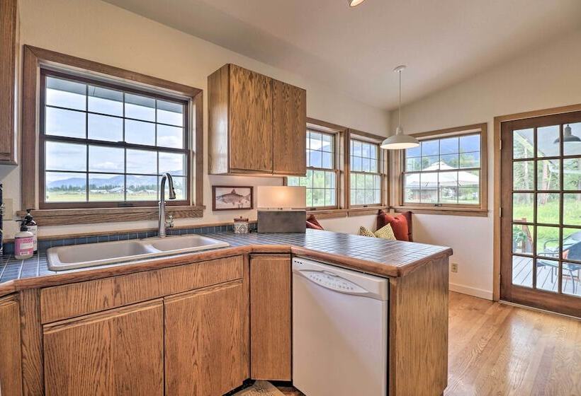 Montana Cottage: Easy Drive To Glacier Natl Park!