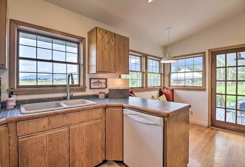 Montana Cottage: Easy Drive To Glacier Natl Park!