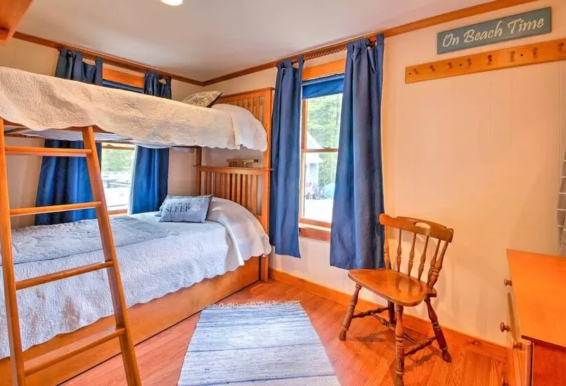 Ossipee Lake Cottage W/ Screened Porch & Fire Pit!
