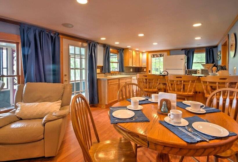 Ossipee Lake Cottage W/ Screened Porch & Fire Pit!