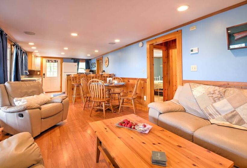 Ossipee Lake Cottage W/ Screened Porch & Fire Pit!