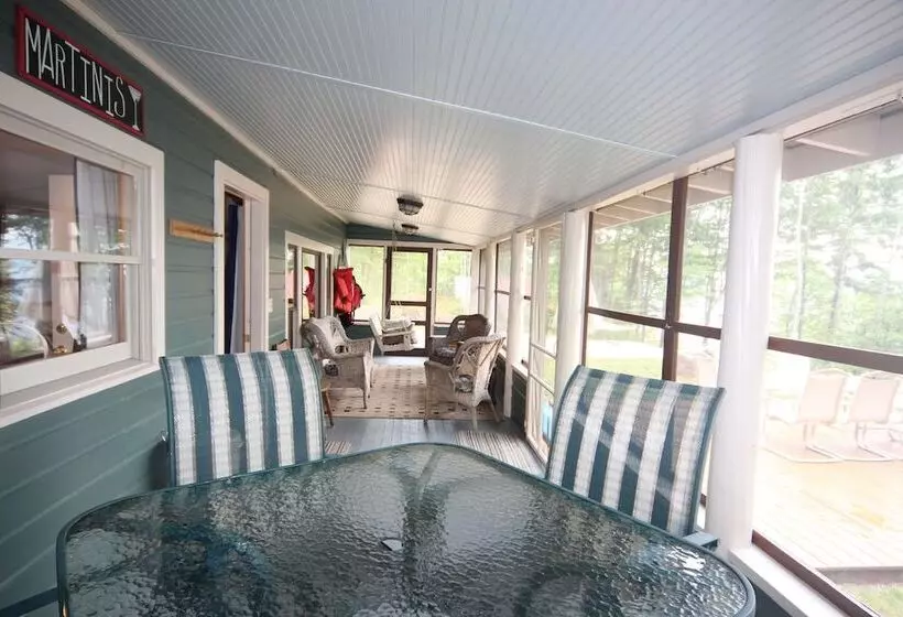 Ossipee Lake Cottage W/ Screened Porch & Fire Pit!