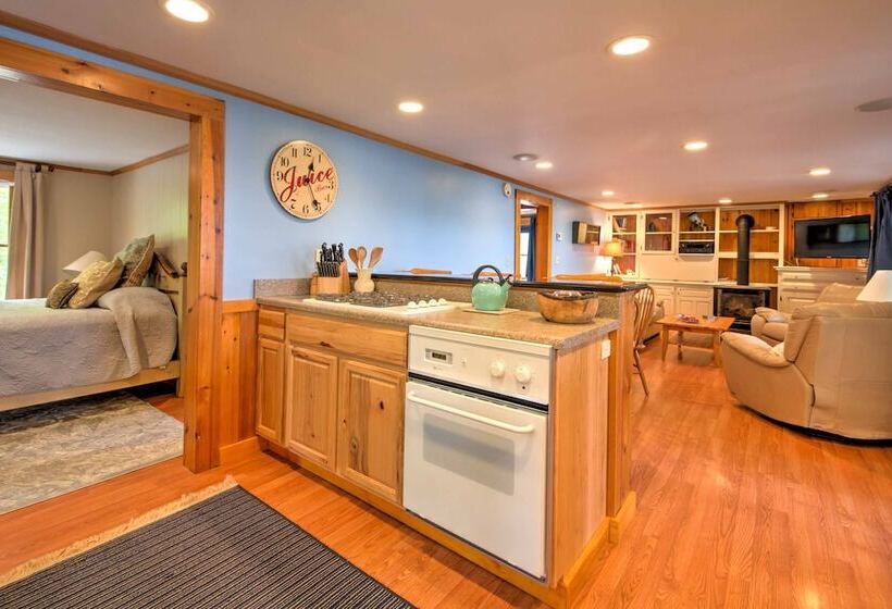 Ossipee Lake Cottage W/ Screened Porch & Fire Pit!