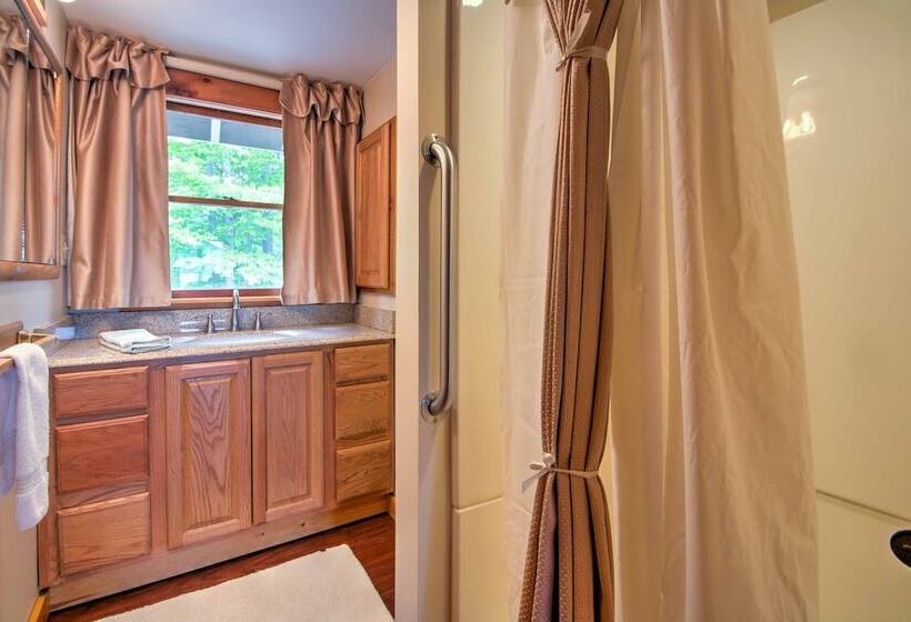 Ossipee Lake Cottage W/ Screened Porch & Fire Pit!