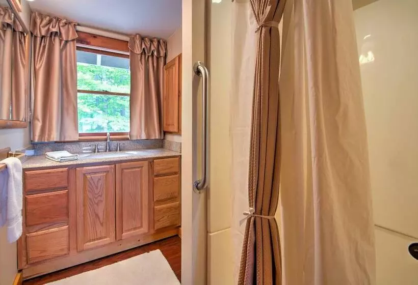 Ossipee Lake Cottage W/ Screened Porch & Fire Pit!