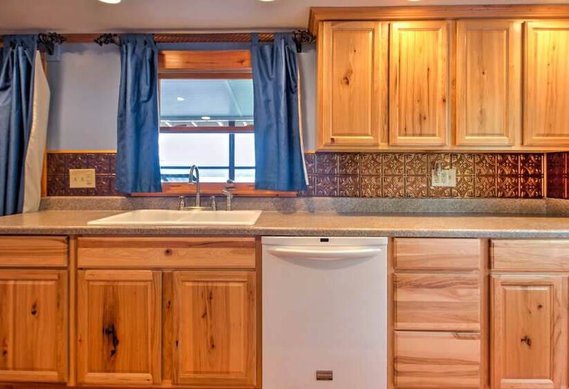 Ossipee Lake Cottage W/ Screened Porch & Fire Pit!