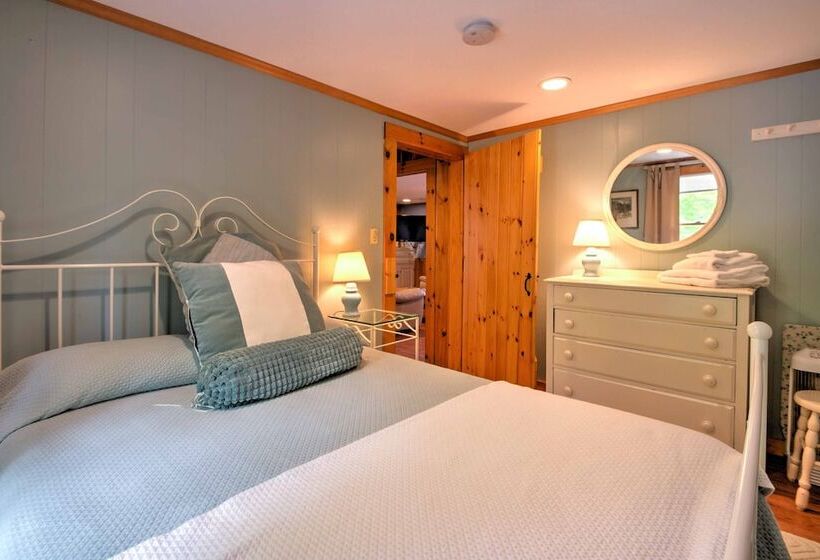 Ossipee Lake Cottage W/ Screened Porch & Fire Pit!