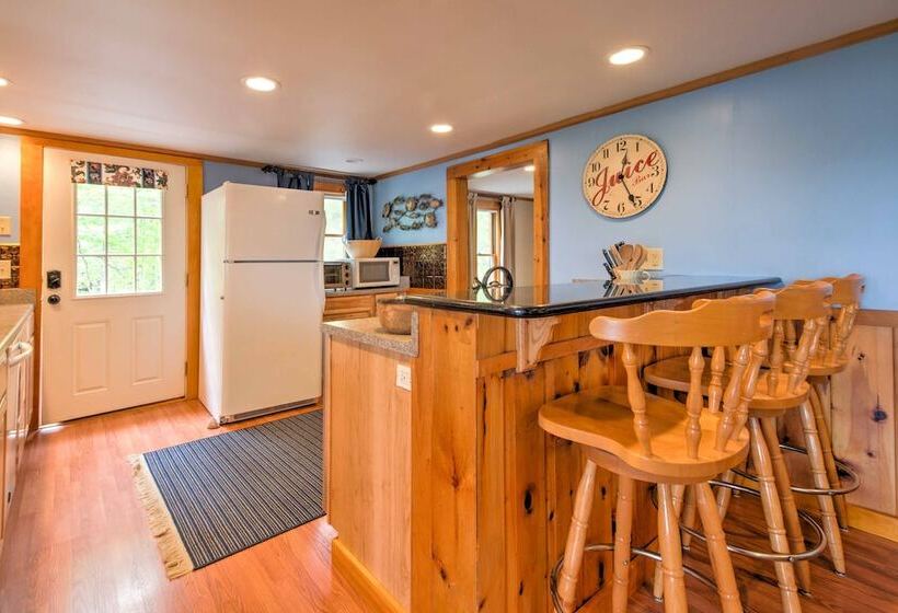 Ossipee Lake Cottage W/ Screened Porch & Fire Pit!