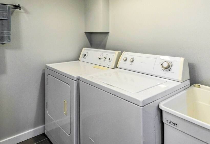 Renovated Kingston Home: Game Room & Deck!