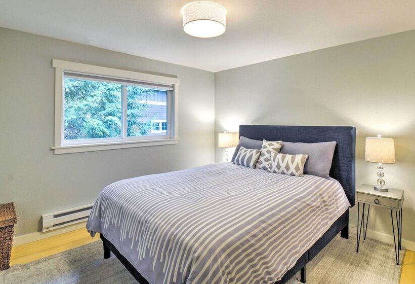 Renovated Kingston Home: Game Room & Deck!