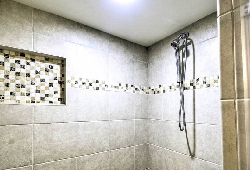 Renovated Kingston Home: Game Room & Deck!