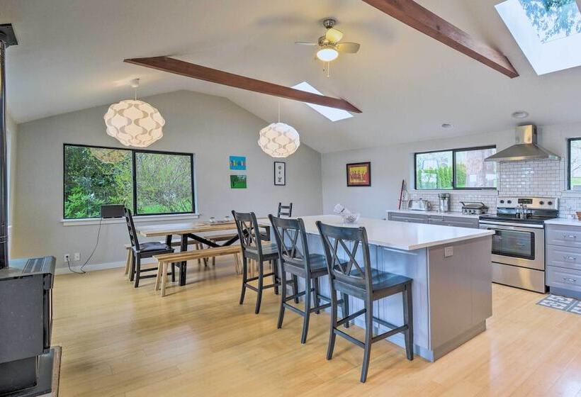 Renovated Kingston Home: Game Room & Deck!